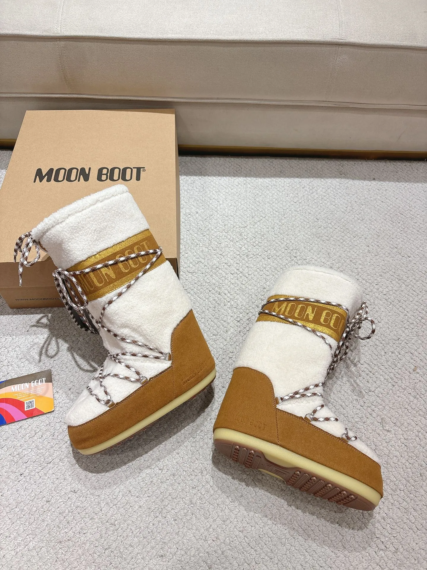 p680 [Exclusive top quality | New upgraded version] ✨A must-buy in winter 2025! Moon Boot moon snow boots - the ultimate warm weapon for fashionistas ❄️ Forget UGG! This winter🔥The "ugly Big Mac" that dominates the streets is here~ 👢The same Y2K retro style from Paris Hilton and Beckham is back! 4cm taller inside ✨ Invisible leg lift · Extremely slimming 👌 Fluffy and soft but not bloated, instantly show off your sense of style when put on your feet 🦋 The same style for both men and women | Can be worn by both men and women | Regardless of left or right foot!  ❄️Maximum thermal insulation power｜No pressure for fun in the snow 💫Trendy style code｜Easily achieve the Millennial hot girl style Say goodbye to ordinary snow boots ~ This winter you need to be warm and rusty! 🌟 #MoonBoot snow boots #winter hot style #瞞小similar style #millennium style wear ❶Fabric: original custom/cowhide/woven wool/high mercerized waterproof cloth ❷Inner: original 100% silk cotton liner ❸Feet: original 100% silk cotton liner ❹Outsole: original molded two-color non-slip outsole ❺Sole thickness: 4cm (including inner**) ❻Number of codes: 35-40 (41. Customized) ❼Packaging: Original full set of packaging ☀Color: Official website updated simultaneously